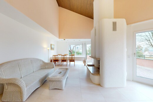 wohnzimmer mit holzdecke, gipskartonwand, hohe decke, natürliches licht, und lüftungsgitter