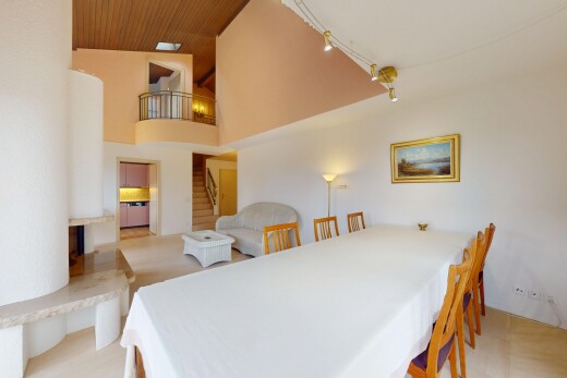 zimmer / schlafzimmer mit hohe decke, gipskartonwand, holzdecke, und deckenbeleuchtung