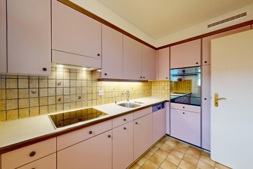 küche mit waschbecken, ofen, küchenrückwand beim herd, arbeitsplatten, und herd