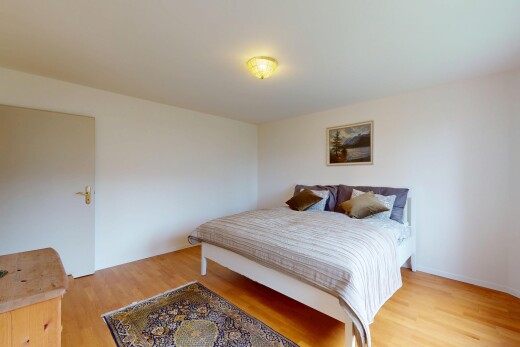 zimmer / schlafzimmer mit holzfußboden und gipskartonwand