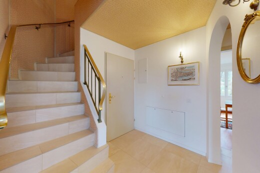 treppe mit spritzputz decke, gipskartonwand, natürliches licht, gewölbte gehwege, und treppen