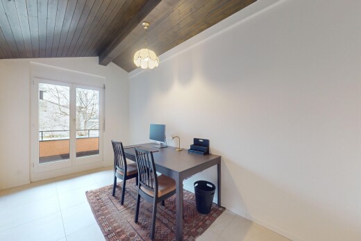 esszimmer mit fernseher, dachschräge, holzdecke, natürliches licht, und balkendecke