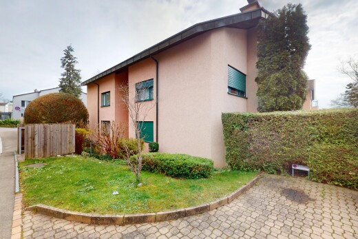 außenansicht mit rasen, stuckverkleidung, und zaun