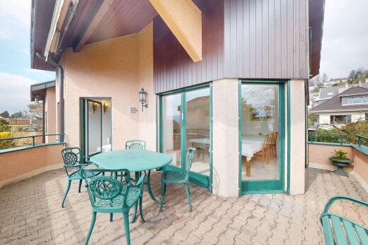 terrasse mit balkon und essbereich im freien