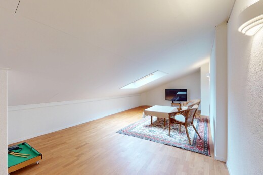 wohnzimmer mit fernseher, dachfenster, holzfußboden, niedrige decke, und dachschräge