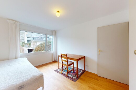 zimmer / schlafzimmer mit holzfußboden, gipskartonwand, und natürliches licht