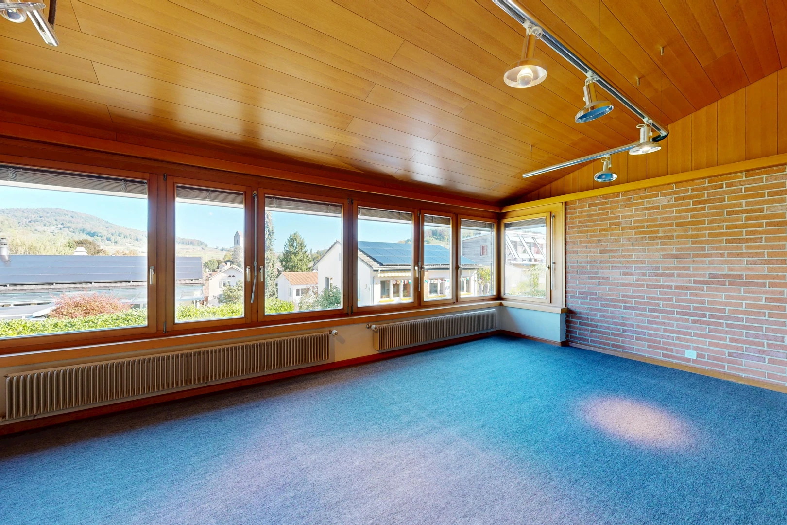 leerer raum mit ziegelwand, brick wall, wintergarten, dachschräge, und vaulted ceiling