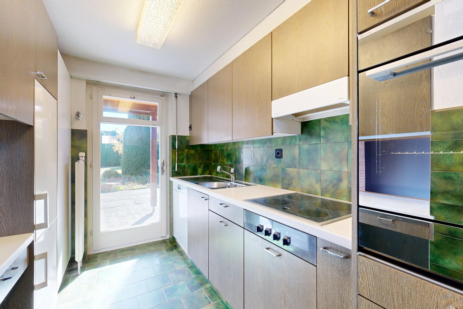 küche mit ofen, außenzugang, arbeitsplatten, light countertops, und küchenrückwand beim herd