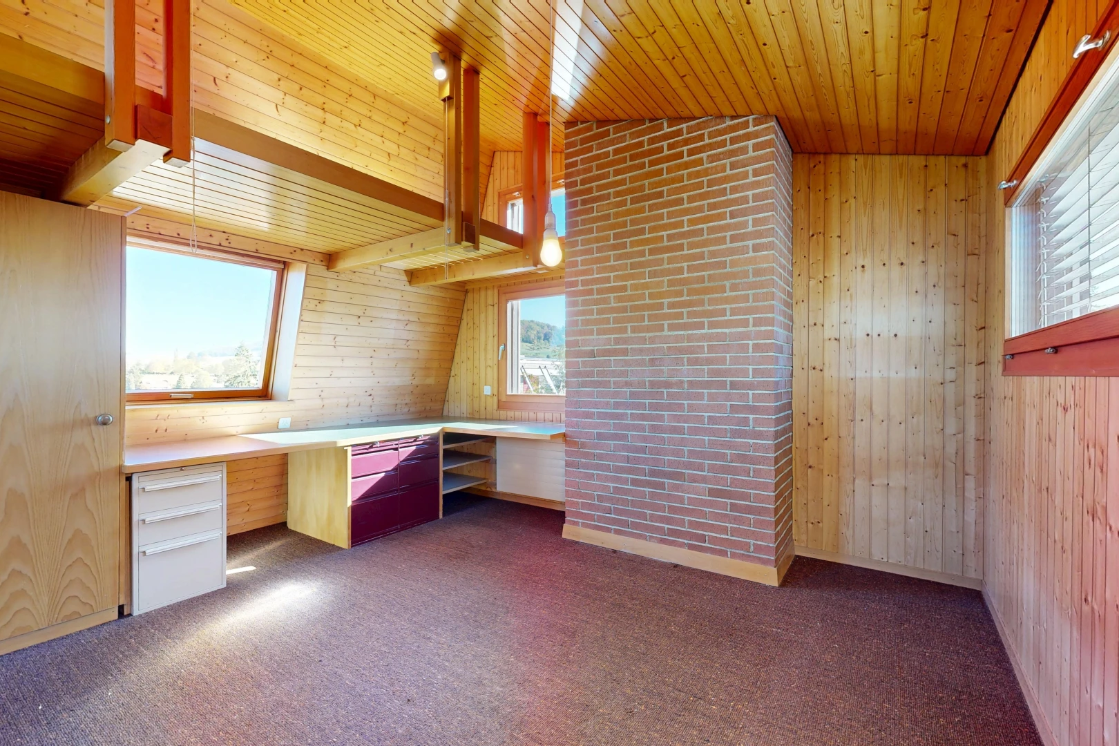 leerer raum mit zusätzliches zimmer, dachschräge, vaulted ceiling, dated wood wall, und teppich
