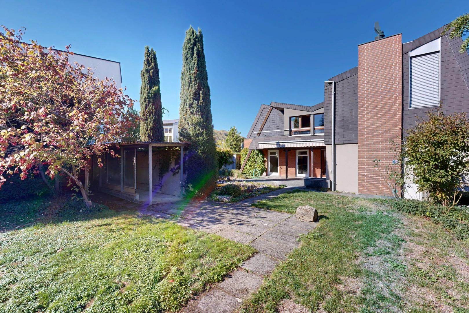 außenansicht mit property visible, rasen, und day time