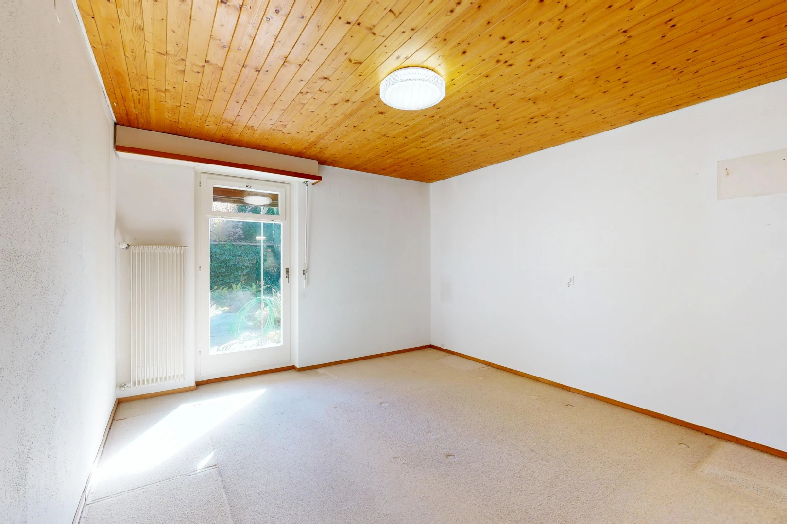 leerer raum mit holzdecke, wood ceiling, außenzugang, kühler, und teppich
