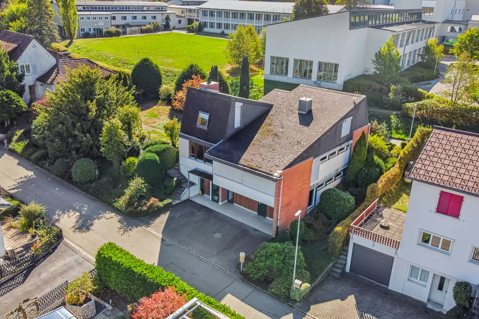 außenansicht mit garage, auffahrt, und drone view