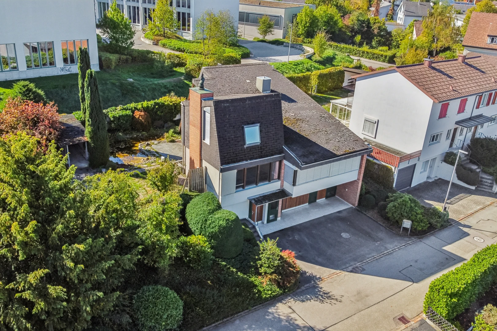 außenansicht mit drone view, auffahrt, wohngebietblick, residential view, und schornstein