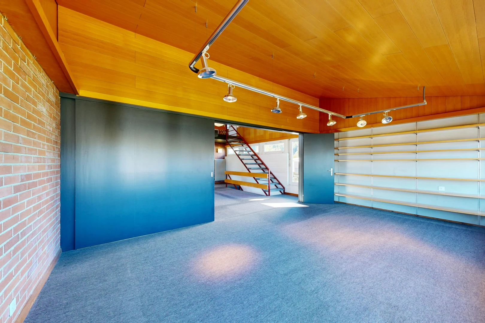 leerer raum mit ziegelwand, brick wall, treppen, teppich, und carpet