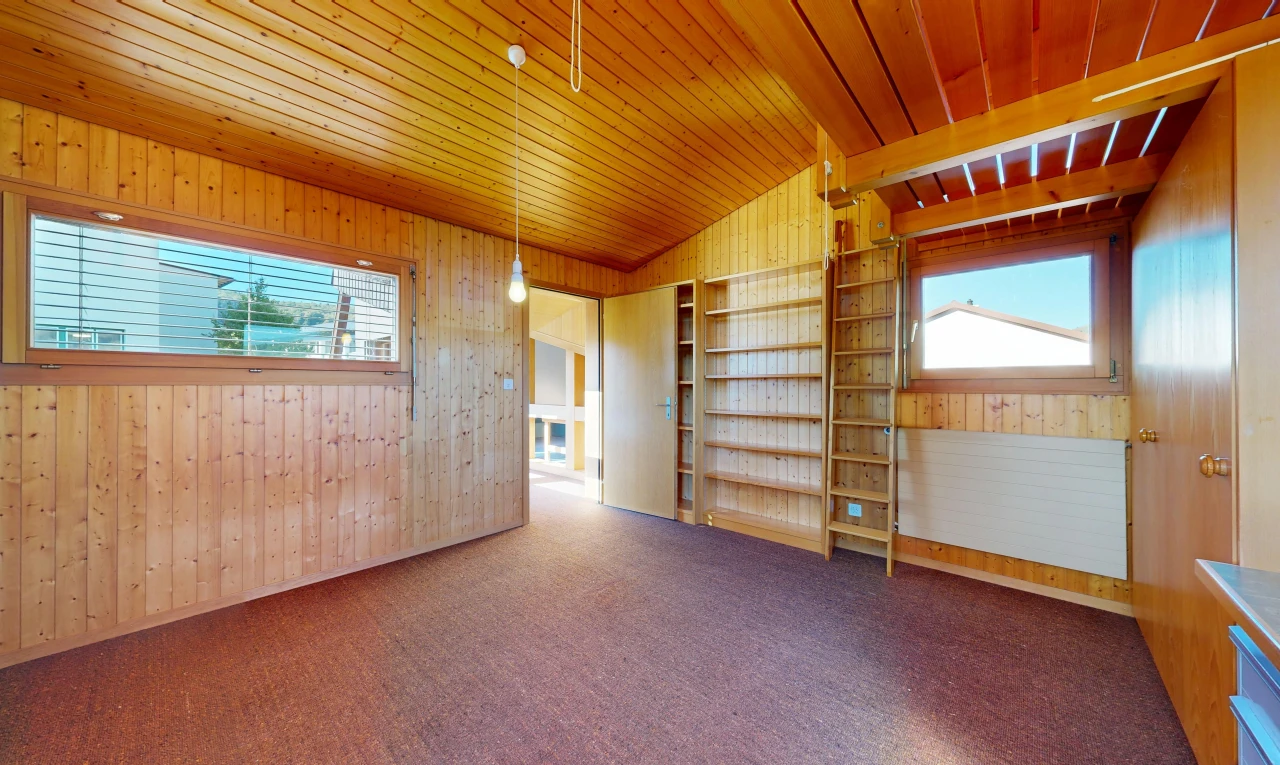 leerer raum mit dachschräge, vaulted ceiling, holzdecke, wood ceiling, und teppich