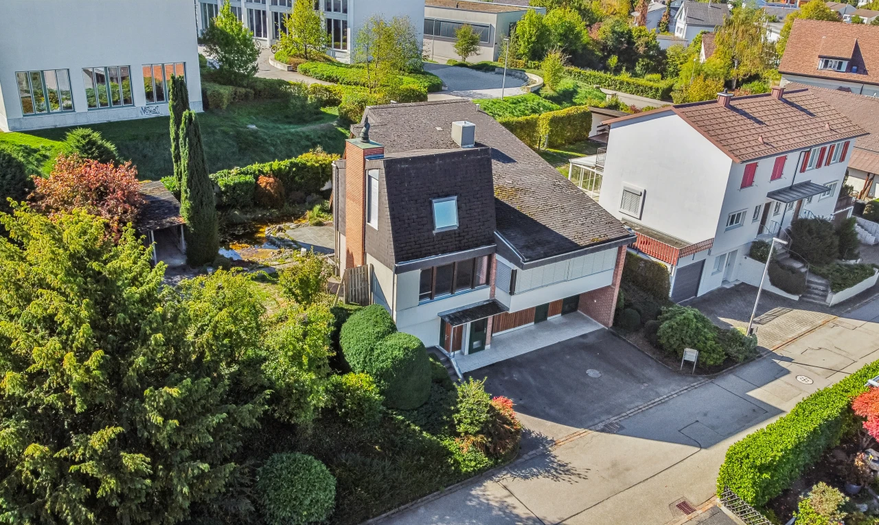 außenansicht mit drone view, auffahrt, wohngebietblick, residential view, und schornstein