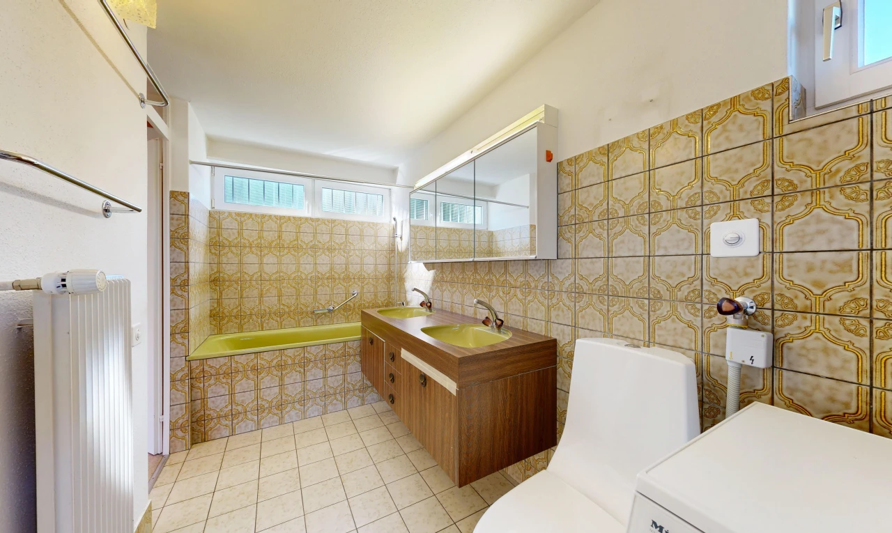 bad mit komplettes badezimmer, fliesenwand, tile wall, toilette, und kühler