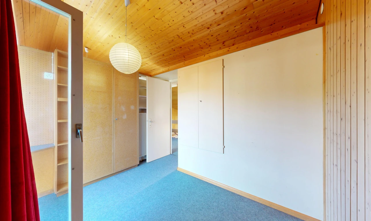 leerer raum mit holzdecke, wood ceiling, inside property, teppich, und carpet