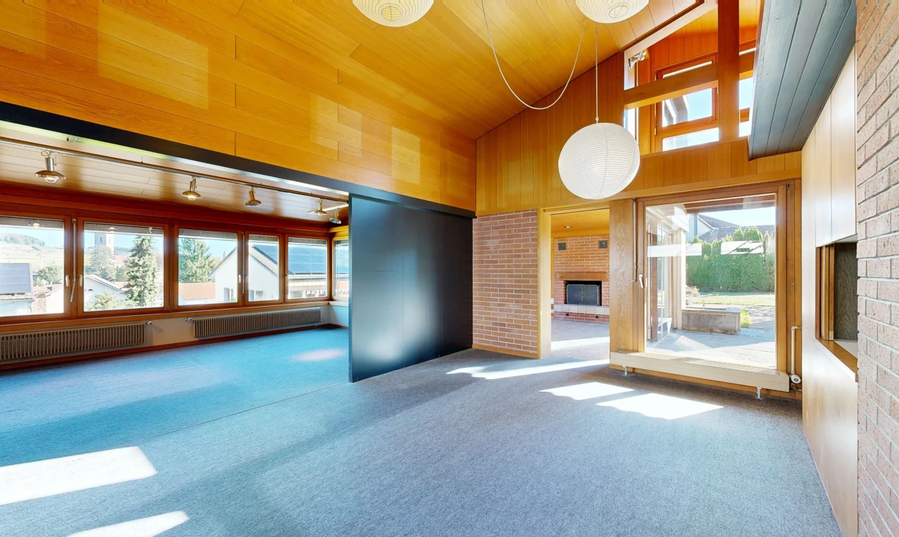leerer raum mit hohe decke, high ceiling, dachschräge, vaulted ceiling, und teppich