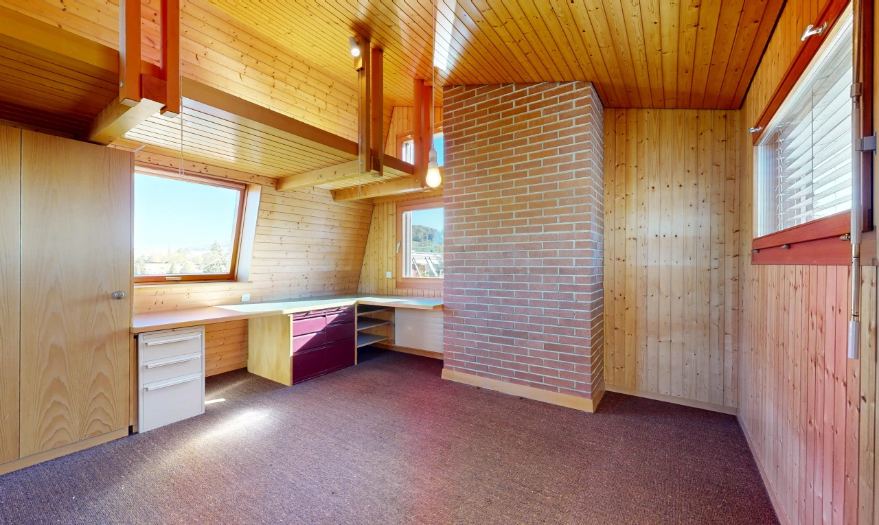 leerer raum mit zusätzliches zimmer, dachschräge, vaulted ceiling, dated wood wall, und teppich