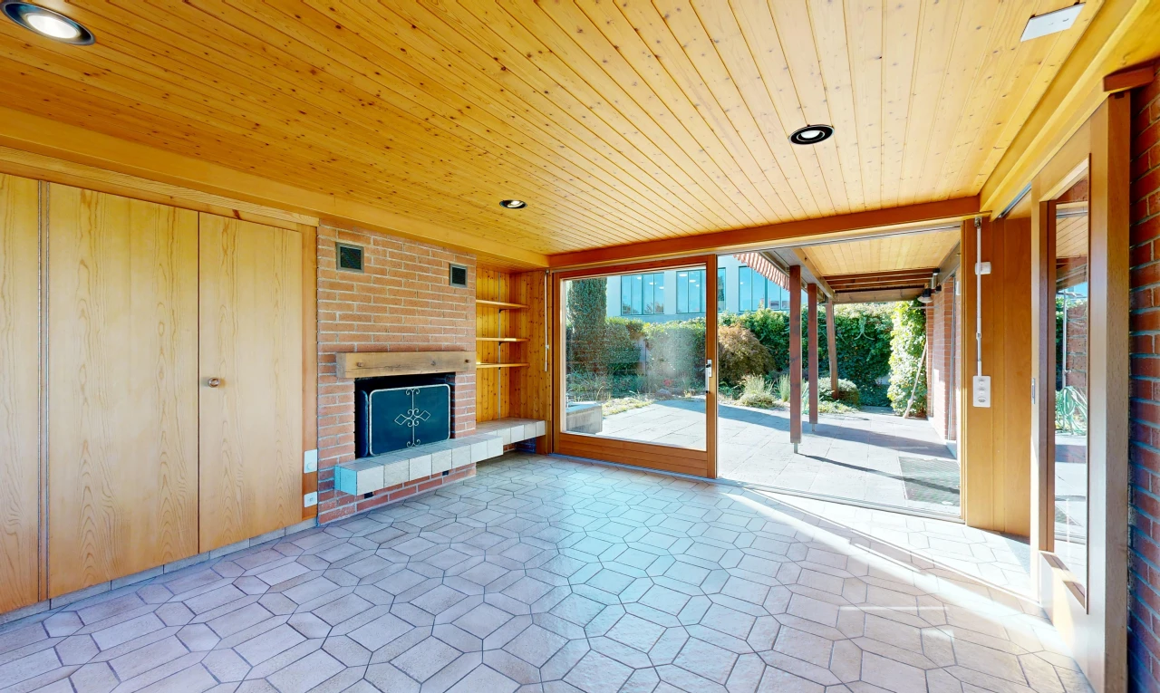 wohnzimmer mit holzdecke, wood ceiling, kamin, außenzugang, und einbauleuchten