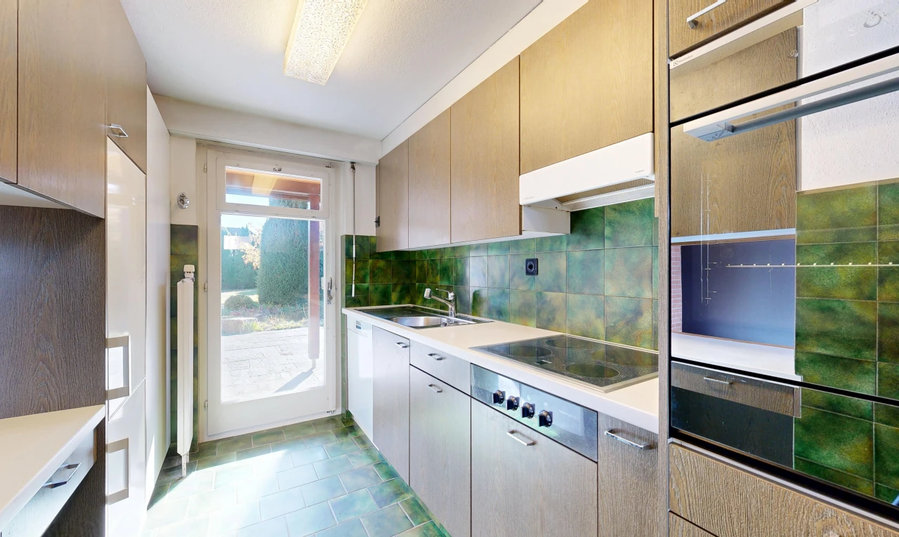 küche mit ofen, außenzugang, arbeitsplatten, light countertops, und küchenrückwand beim herd