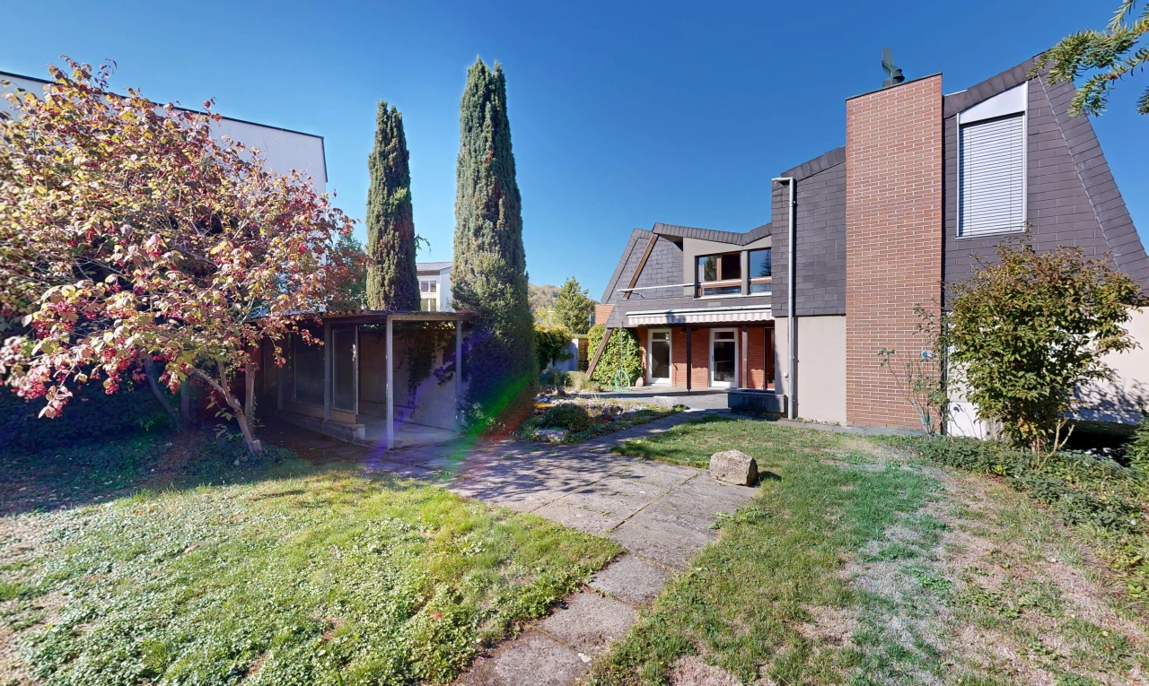 außenansicht mit property visible, rasen, und day time