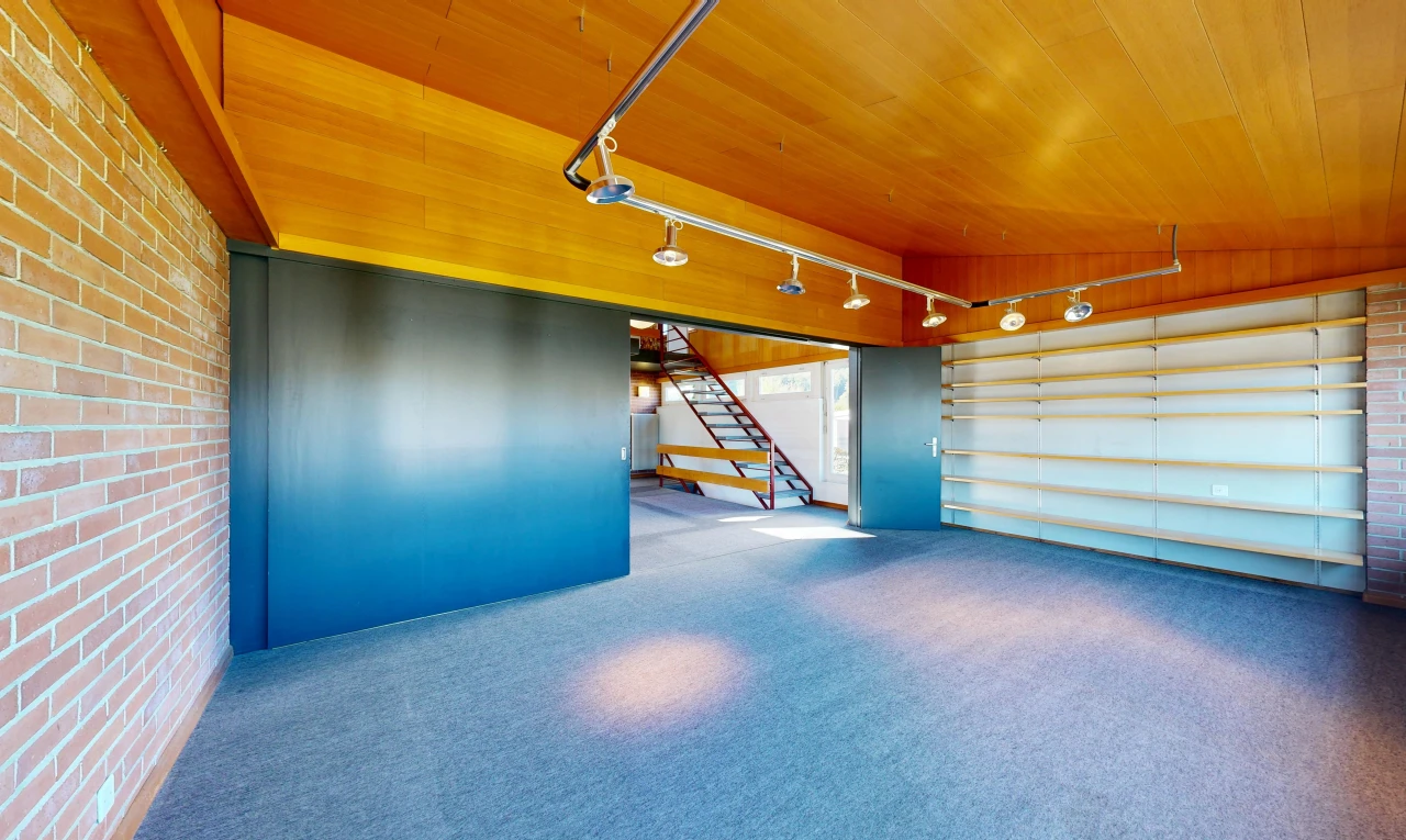 leerer raum mit ziegelwand, brick wall, treppen, teppich, und carpet