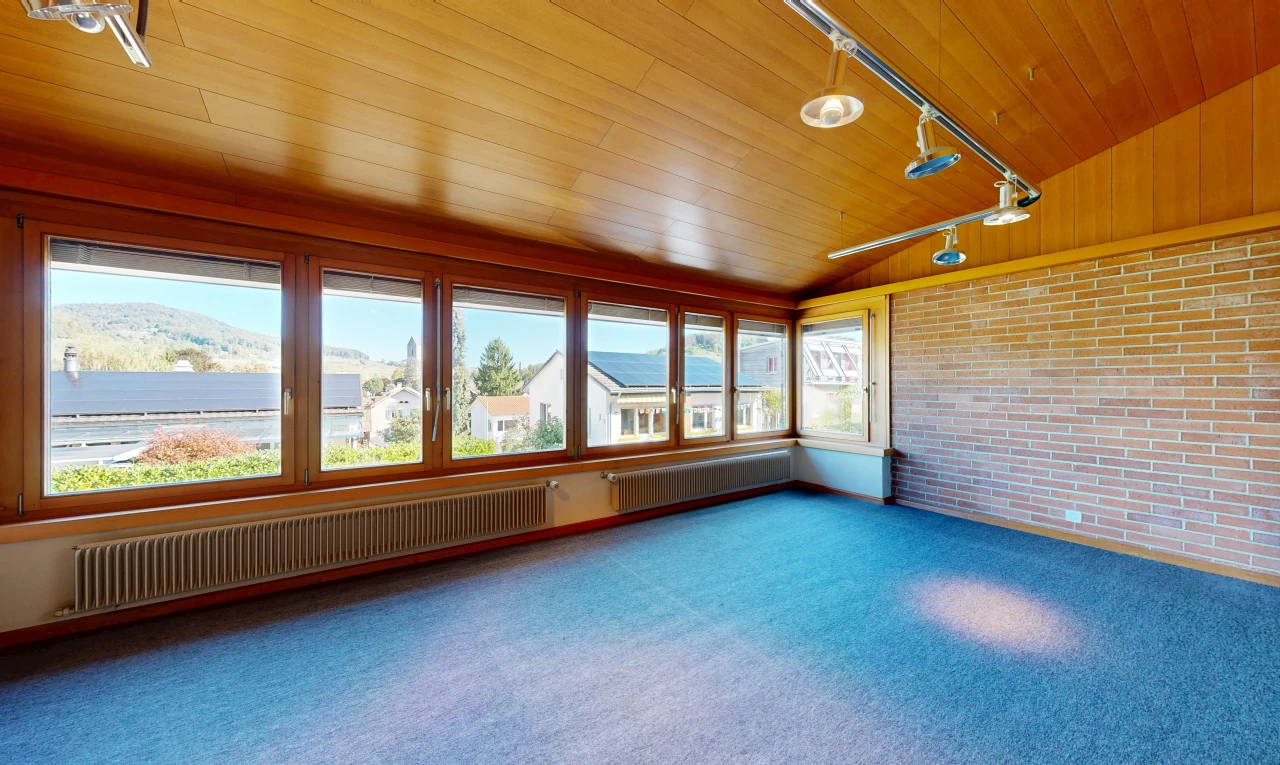 leerer raum mit ziegelwand, brick wall, wintergarten, dachschräge, und vaulted ceiling