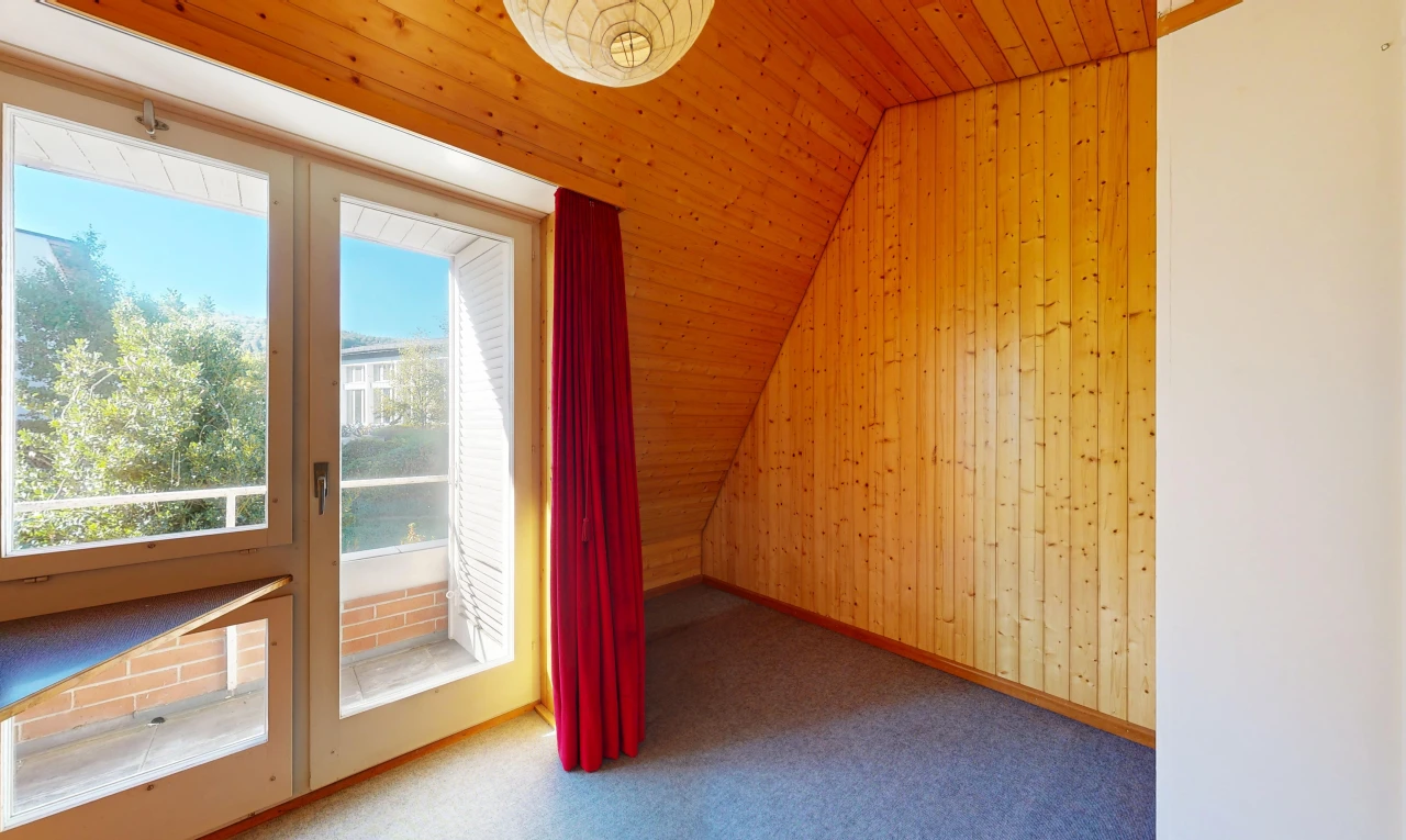 leerer raum mit holzwand, wood wall, dated wood wall, day time, und außenzugang
