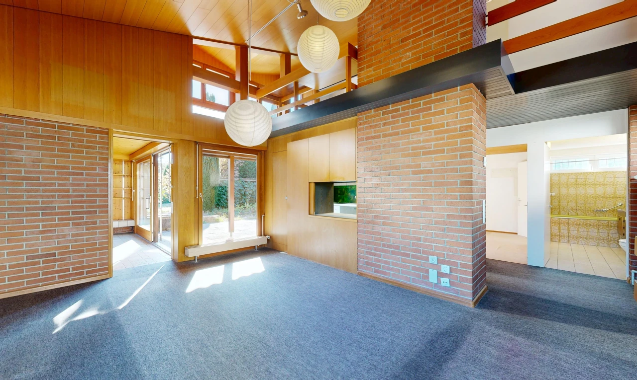 wohnzimmer mit ziegelwand, brick wall, hohe decke, high ceiling, und teppich