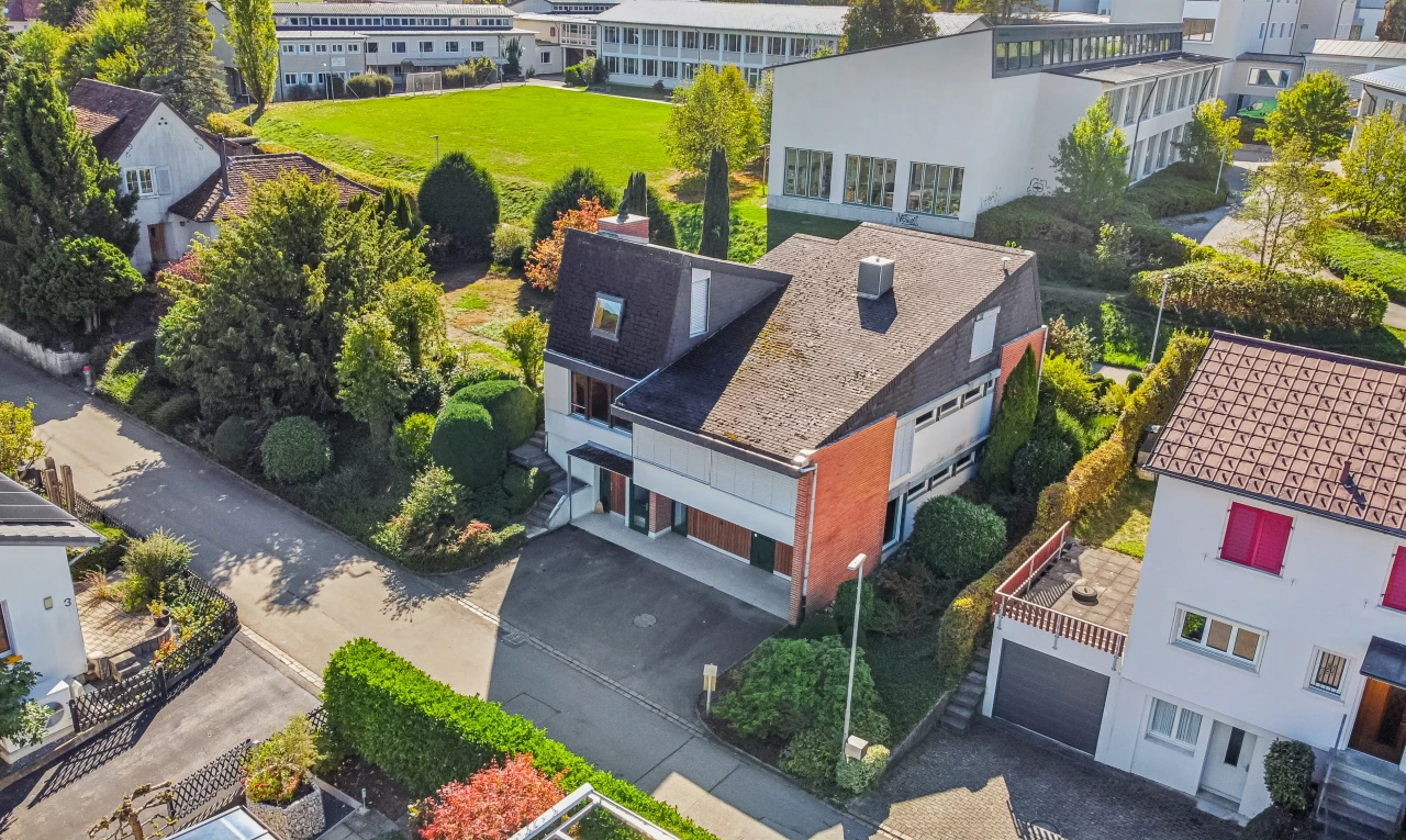außenansicht mit garage, auffahrt, und drone view