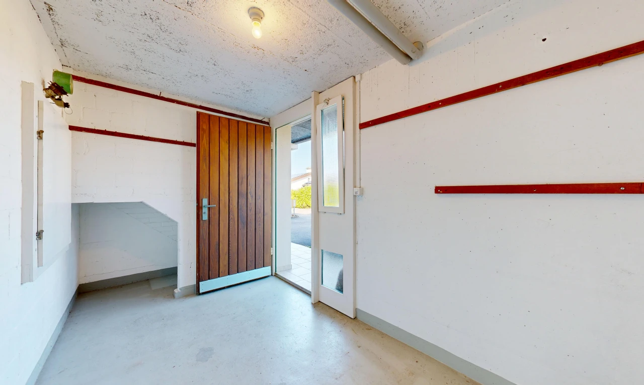 leerer raum mit betonboden, concrete floor, außenzugang, spritzputz decke, und textured ceiling