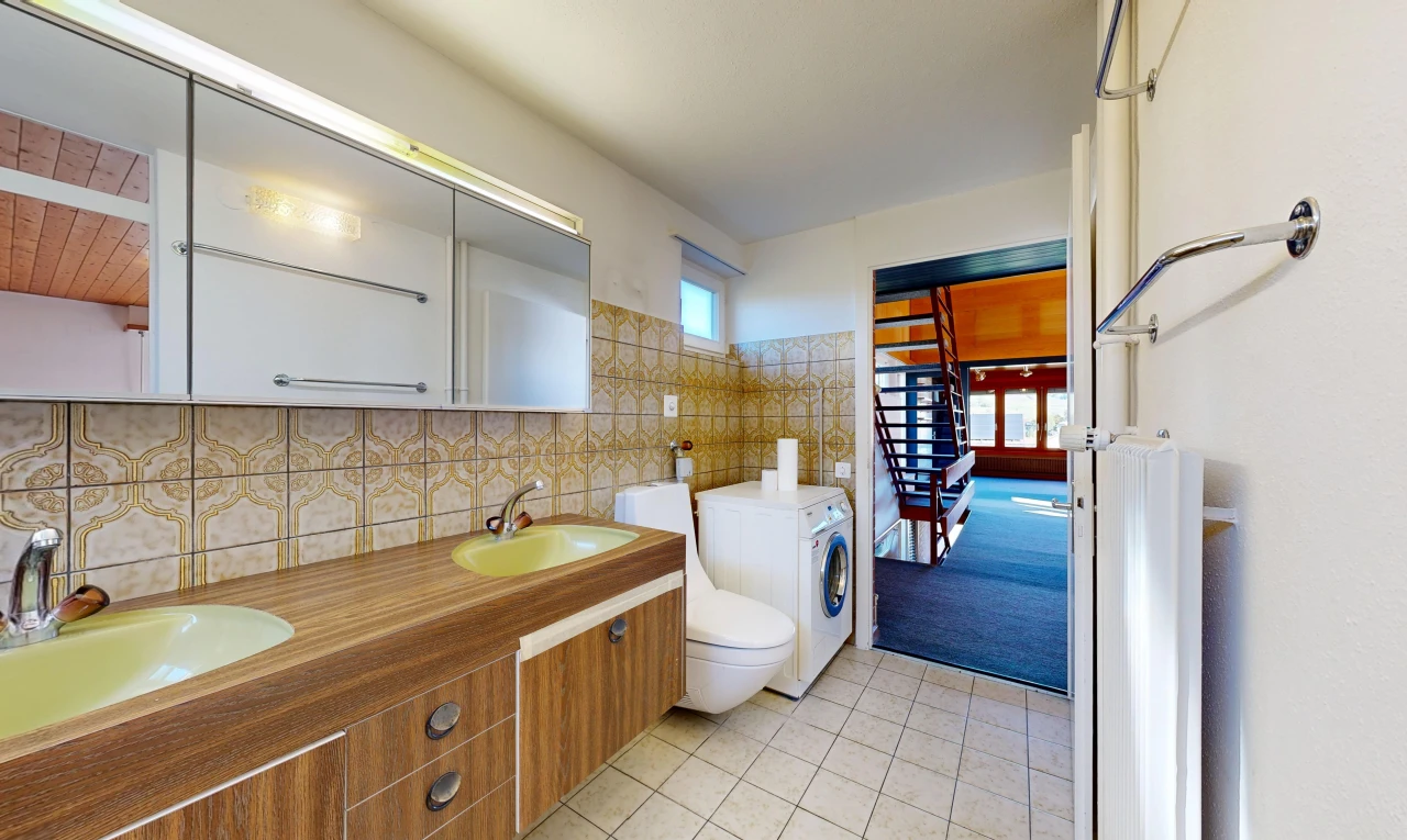 bad mit komplettes badezimmer, light floor, waschbecken, fliesenboden, und tile floor