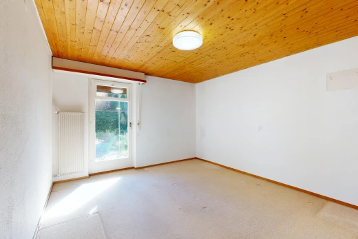 pièce vide avec plafond en bois, wood ceiling, accès à l'extérieur, radiateur, et moquette