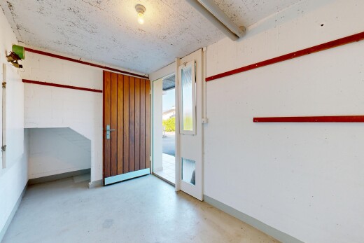 leerer raum mit betonboden, concrete floor, außenzugang, spritzputz decke, und textured ceiling