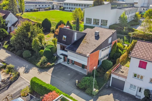 façade avec garage, allée, et drone view
