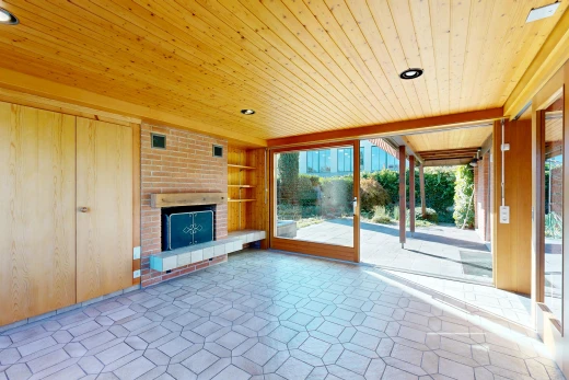 salon avec plafond en bois, wood ceiling, cheminée, accès à l'extérieur, et éclairage encastré