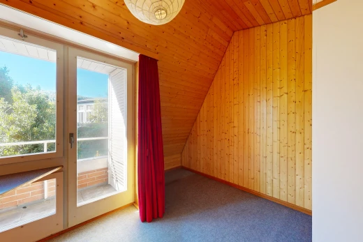 pièce vide avec mur en bois, wood wall, dated wood wall, day time, et accès à l'extérieur