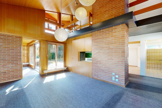 wohnzimmer mit ziegelwand, brick wall, hohe decke, high ceiling, und teppich