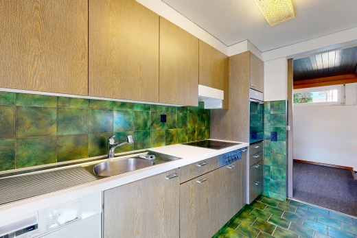 cuisine avec dark floor, évier, plans de travail, light countertops, et four