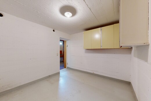 leerer raum mit betonboden, concrete floor, inside property, finished concrete floor, und light floor