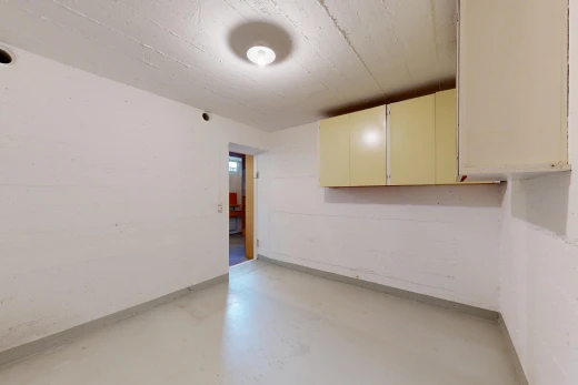 pièce vide avec sol en béton, concrete floor, inside property, finished concrete floor, et light floor