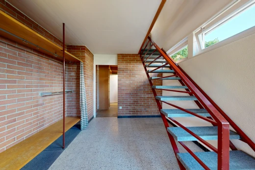 escaliers avec escaliers, mur en brique, brick wall, sol en agrégat, et aggregate floor