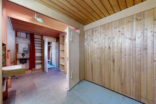 pièce vide avec plafond en bois, wood ceiling, mur en bois, wood wall, et dated wood wall