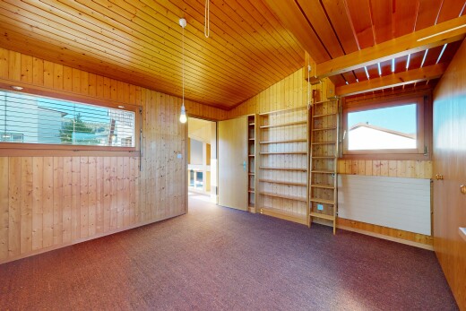leerer raum mit dachschräge, vaulted ceiling, holzdecke, wood ceiling, und teppich