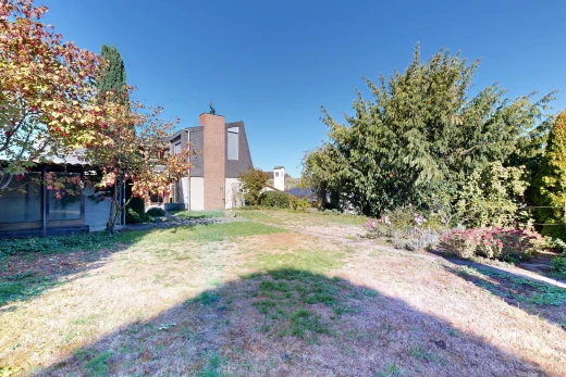 jardin avec day time, property visible, et pelouse