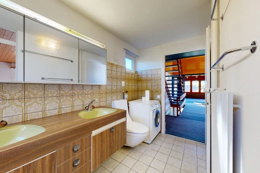 salle de bains avec salle de bain complète, light floor, évier, sol en carrelage, et tile floor