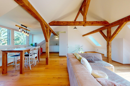 wohn- / esszimmer mit parkettboden, balkendecke, dachschräge, natürliches licht, und dachfenster