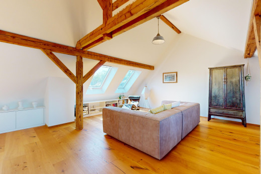 zimmer / schlafzimmer mit hohe decke, balkendecke, natürliches licht, und dachfenster